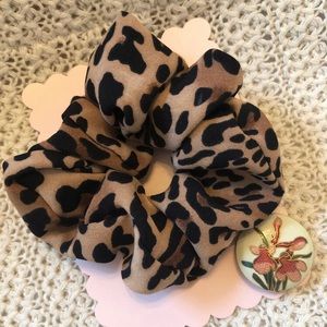 Boutique leopard scrunching